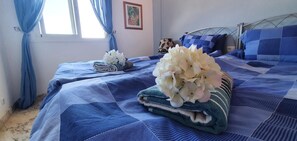 2 chambres, fer et planche à repasser, Wi-Fi, draps fournis