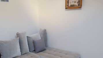 Apartment (Comfort One Bedroom Apartment) | Wohnzimmer | Fernseher