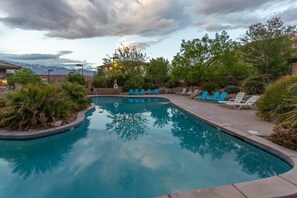 Een binnenzwembad, een buitenzwembad