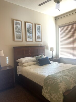 3 slaapkamers, een strijkplank/strijkijzer, reisbedje, wifi