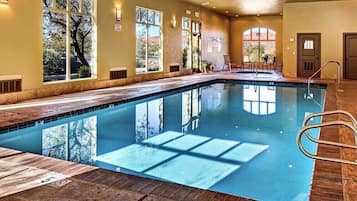 Een binnenzwembad, een buitenzwembad