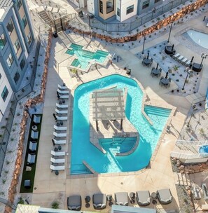 Una piscina cubierta, una piscina al aire libre