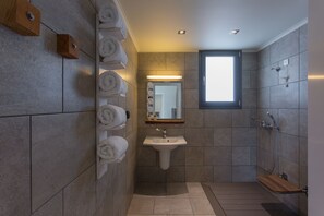 Villa de lujo | Baño | Secadora de cabello, toallas, jabón, papel de baño 