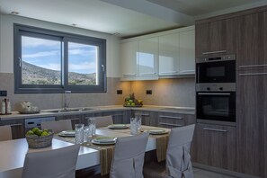 Villa Luxe | Cuisine privée | Grand réfrigérateur, micro-ondes, four, plaque de cuisson