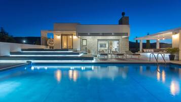 Luxury Villa | 3 bedrooms, hypo-allergenic bedding, in-room safe, iron/ironing board