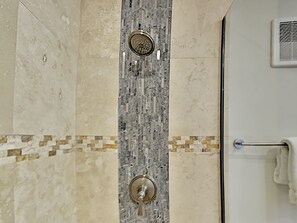 Regadera, secadora de cabello, toallas 