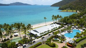 Ein Resort mit Swimmingpool, Strand und üppiger Vegetation.