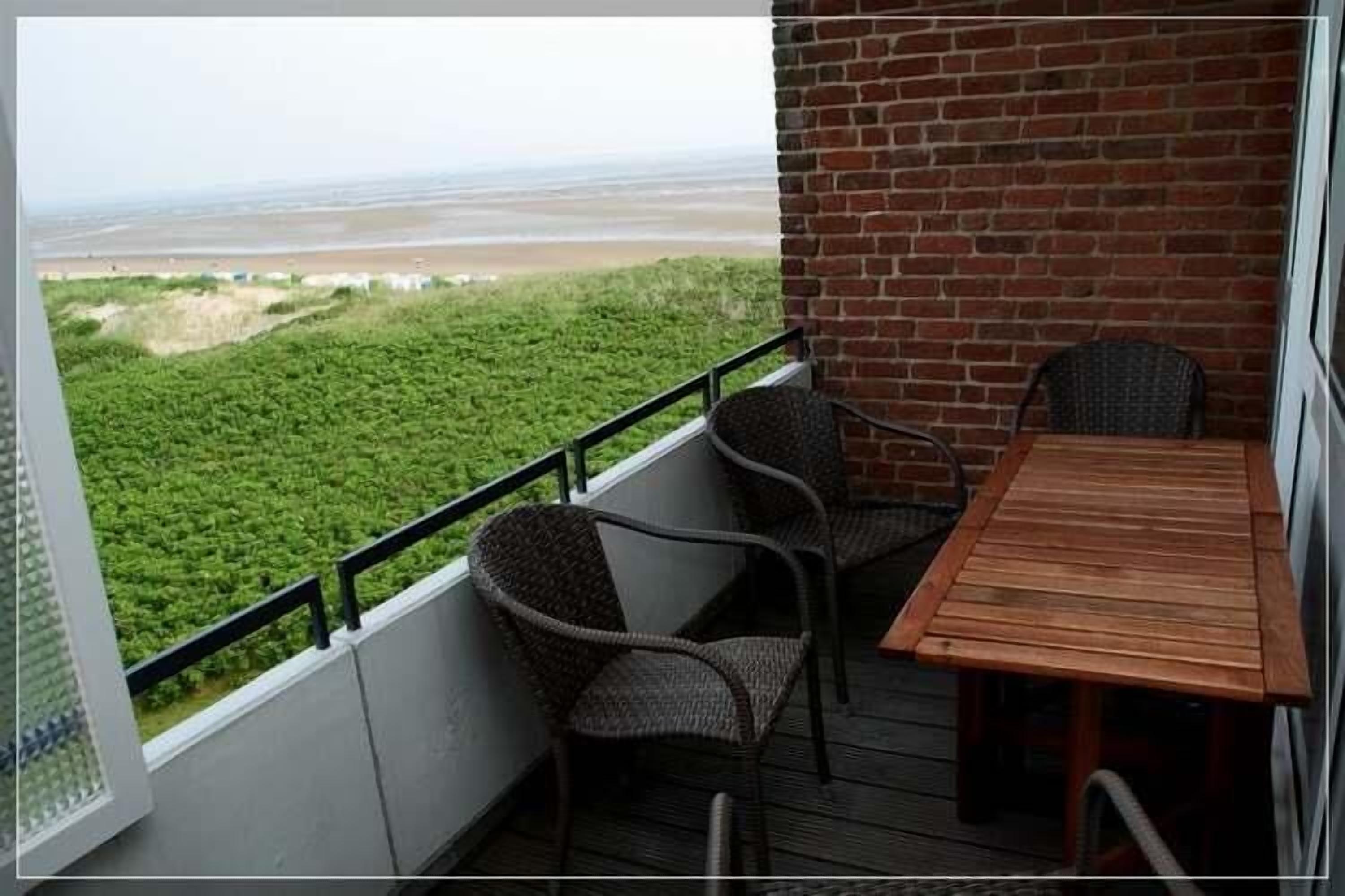 Our cozy Quart awaits you here, with a wide south-facing view of the Halligen