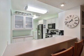 Réfrigérateur, micro-ondes, lave-vaisselle, cafetière/bouilloire