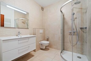 Shower, hair dryer, towels, shampoo