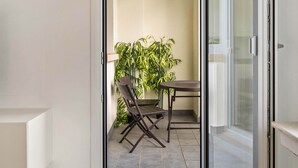 Un interno moderno con una porta scorrevole in vetro che dà su un patio esterno.