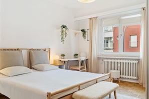 2 slaapkamers, een bureau, een strijkplank/strijkijzer, wifi