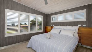 3 habitaciones, escritorio y tabla de planchar con plancha 