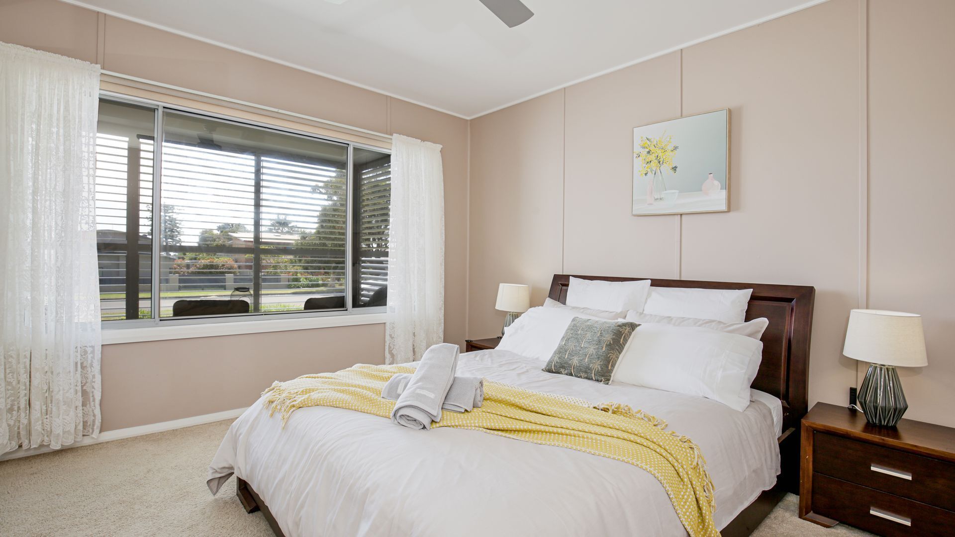 3 dormitorios, escritorio, tabla de planchar con plancha y cuna de viaje