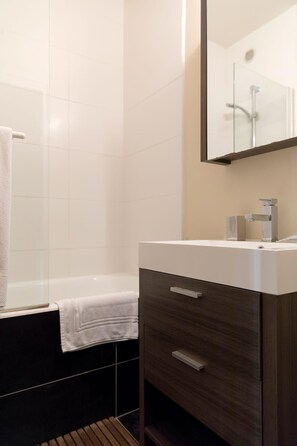 Badewanne, Haartrockner, Handtücher
