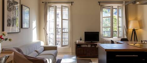 1 slaapkamer, een bureau, een strijkplank/strijkijzer, wifi