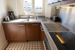 Frigorifero, microonde, forno, piano cottura