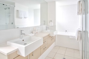 Badewanne, Haartrockner, Handtücher, Shampoo