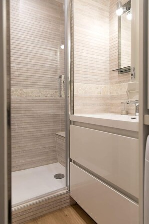 Dusche, Haartrockner, Handtücher