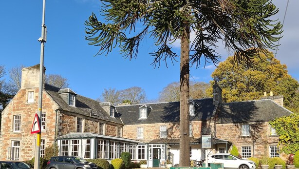 Un edificio de piedra con un cartel que dice 'Golspie Inn'.