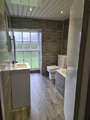 Deluxe Double Room | Bathroom | Combined shower/tub, free toiletries, hair dryer, towels - Golspie Inn (Golspie)