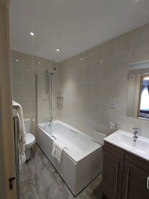 Standard Twin Room | Bathroom | Combined shower/tub, free toiletries, hair dryer, towels - Golspie Inn (Golspie)