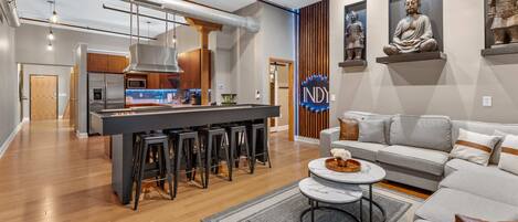 TV, peis og kontorer