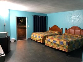 Muebles diferentes, escritorio y espacio para trabajar con laptop 