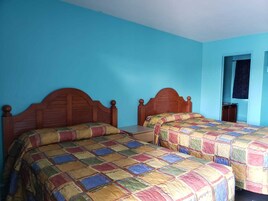 Muebles diferentes, escritorio y espacio para trabajar con laptop 