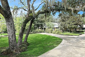 Property grounds -  Cozy Spacious Family Pets Woodsy Gazebo with game room office (Houston)