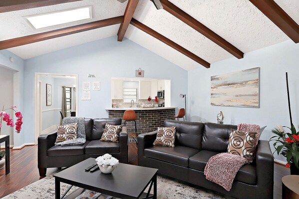 Smart-TV, Kamin, Bücher, Arbeitsbereiche