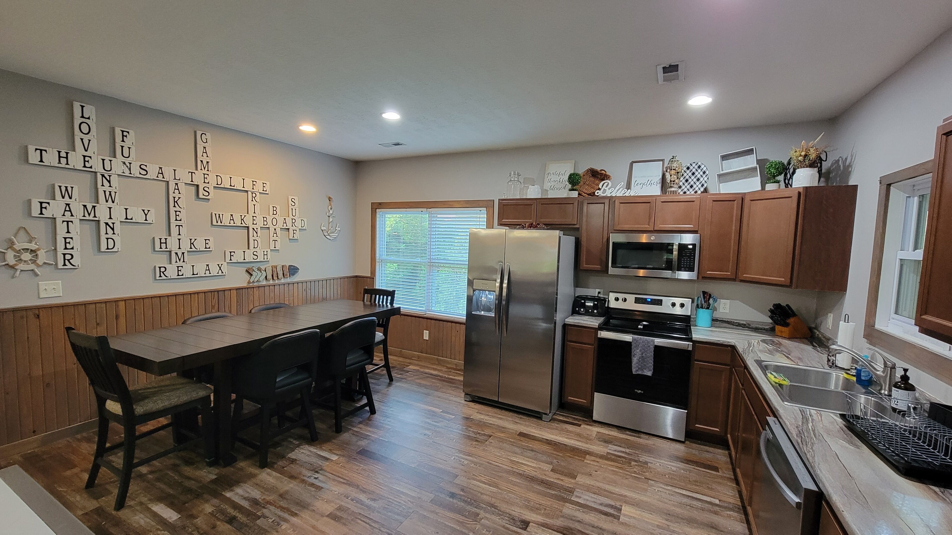 Private home w/Hot tub & pool. In a gated resort community with a boat ramp.