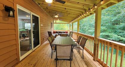 Private home w/Hot tub & pool. In a gated resort community with a boat ramp.