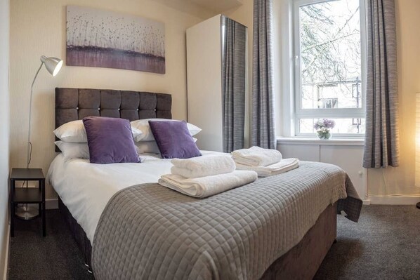 Iron/ironing board, WiFi, bed sheets