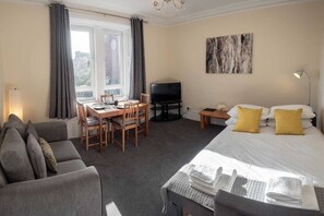 Iron/ironing board, WiFi, bed sheets