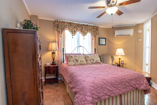 6 bedrooms, iron/ironing board, WiFi, bed sheets