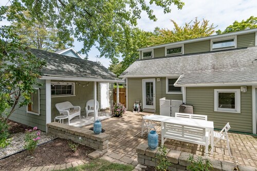 Firefly Cottage - close to beach & town!