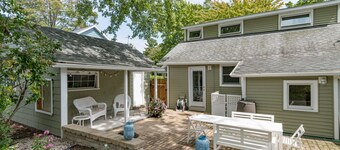 Firefly Cottage - close to beach & town!