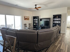 Fernseher, Videospiele, DVD-Player, Videothek