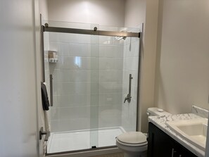 Duschwanne, Haartrockner, Handtücher, Seife