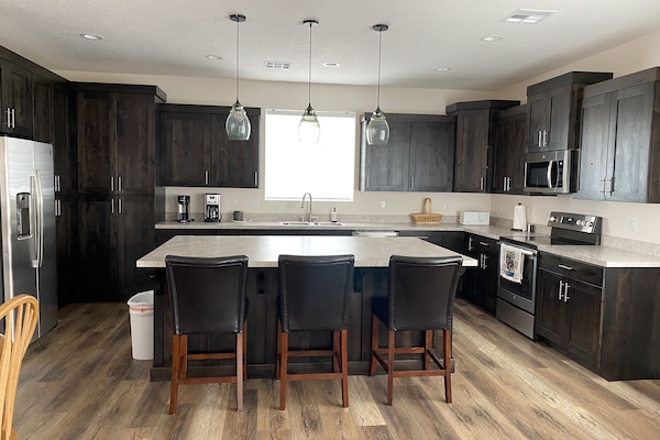 Een koelkast, een microgolfoven, een oven, een kookplaat