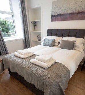 Iron/ironing board, WiFi, bed sheets - ☆ Quiet Ground Floor Apartment Near University ☆ (Dundee)