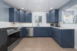 冰箱、微波炉、烤箱、炉灶