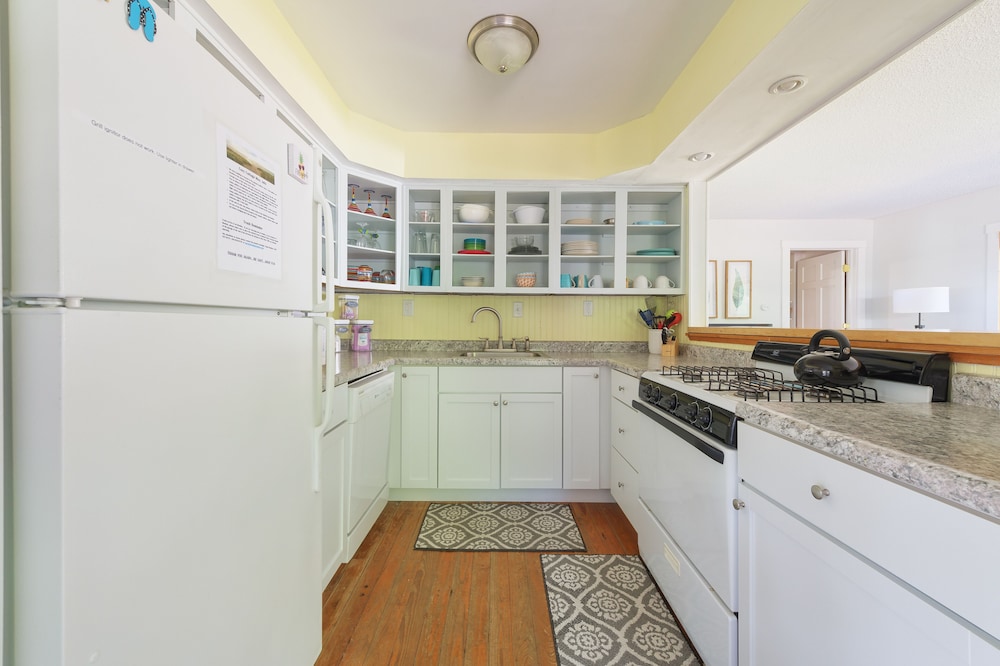 Cozy CottageSuper cute vacation rental - Just 1 block from beach access to Lake Michigan!