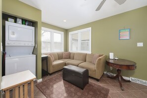 Televisión, reproductor de DVD, libros y videoteca 