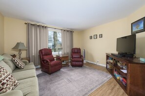 Televisión, reproductor de DVD, libros y videoteca 