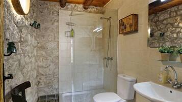 Een douche, handdoeken, zeep, shampoo