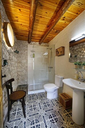 Een douche, handdoeken, zeep, shampoo