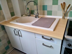 ثلاجة، ميكروويف، فرن، موقد طهي مسطح