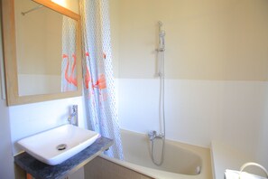 مجففات شعر، مناشف، صابون، ورق حمّام